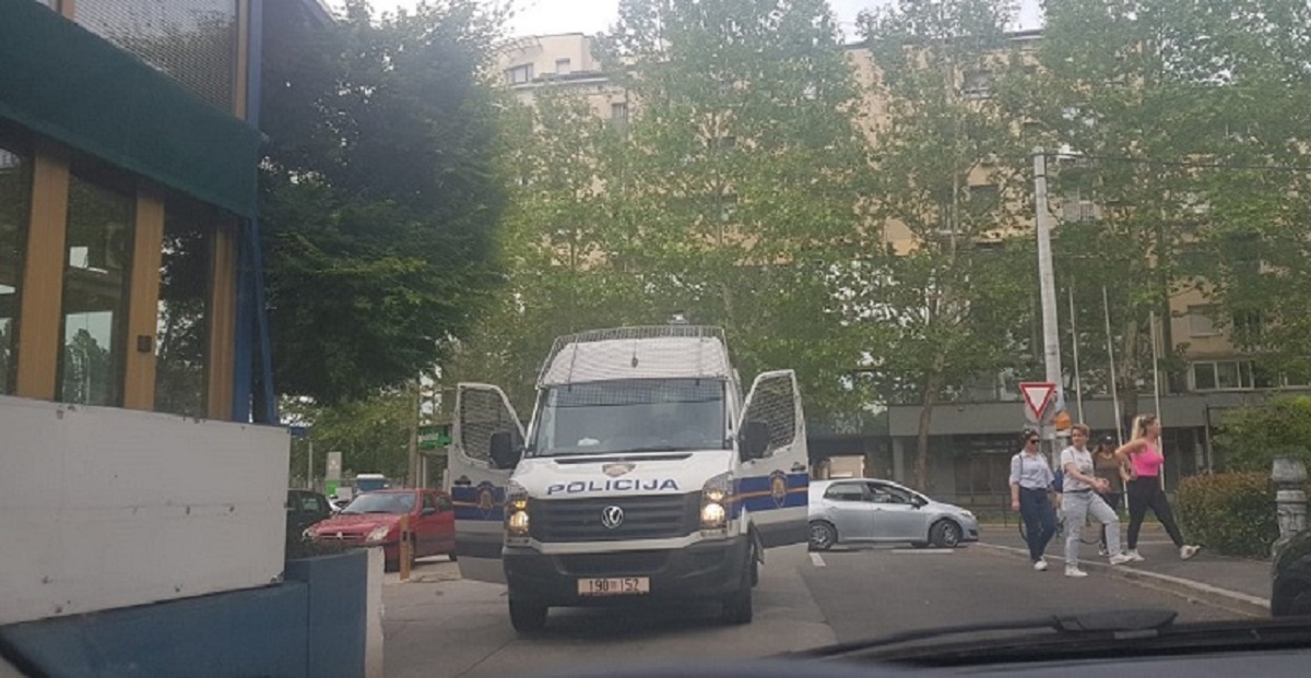 Policija uoči derbija pretresala sve živo, manja tučnjava oko stadiona